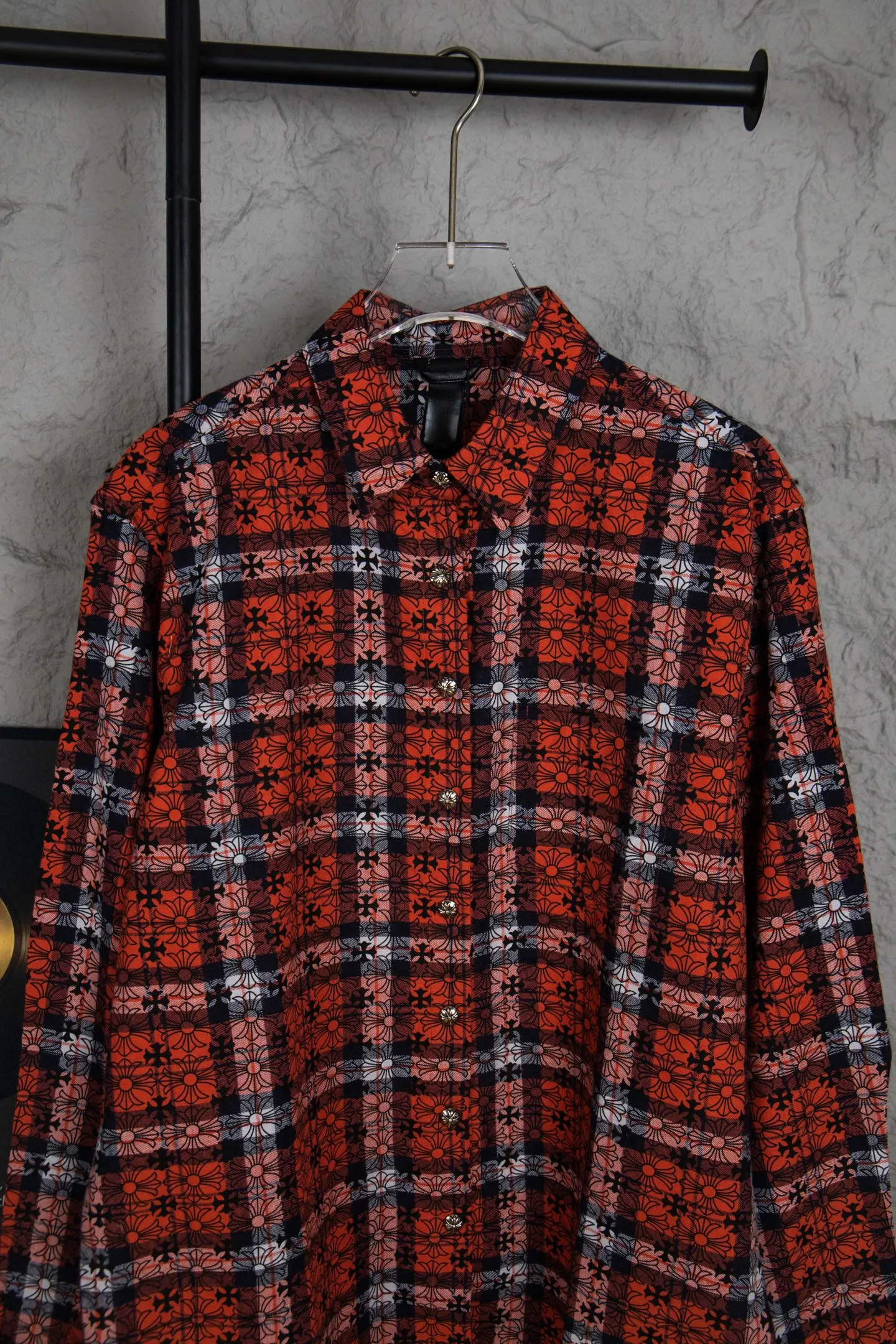 🅿️410 Style No.: M213 (the highest version on the market) Chr*me hea*ts/CH Chloé Heart Label Metal Checkered Shirt Jacket. Original replica Chloé family's unique identity silver buckle cross leather seal, custom-dyed dark pattern brand fabric, high-quality checkered pattern tailoring, cross leather patch splicing at the sleeves, one-sided chest patch pocket design, custom-made high-quality lettering hardware accessories, distressed retro silver buckle, three-dimensional version. The upper body is sassy and handsome. Natural high-street style. Needless to say, the upper body effect is natural. It is at the forefront of the trend. Its vibrant design and versatile attributes can surprise you no matter how you match it!  Size XS S M L